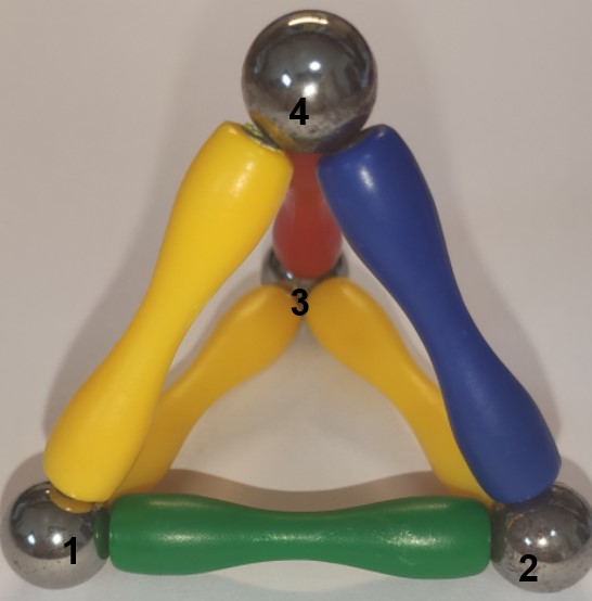 פירמידה משולשת